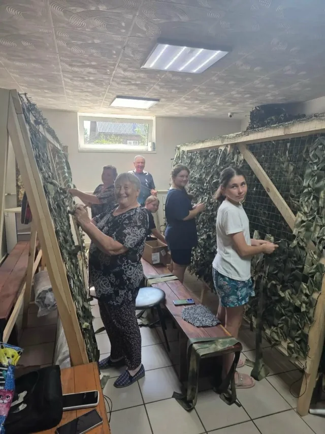 Волонтёры плетут маскировочные сети
